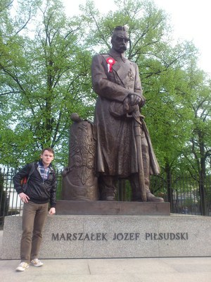Памятник Пилсудского на Уяздовской аллее в Варшаве.jpg