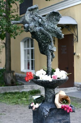 Во дворе СПбГУ появился памятник Осипу и Надежде Мандельштам. Фото