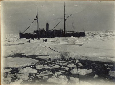 Новая книга о полярной экспедиции на ледоколах "Таймыр" и "Вайгач"