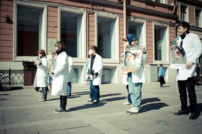 В центре Петербурга «вивисекторы» провели жестокие опыты над «животными» 