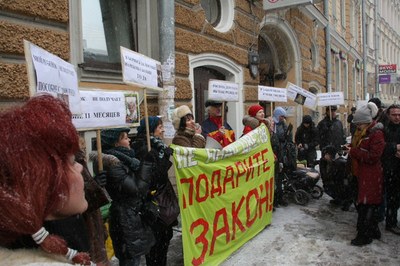 Власти Санкт-Петербурга реагируют на акцию «Не надо цветов! Подарите закон!»