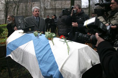 Николай Крылов у гроба деда.jpg